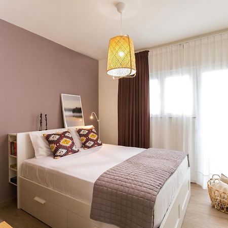 Effie'S Cozy Beach Front Apartment 罗希姆诺 外观 照片